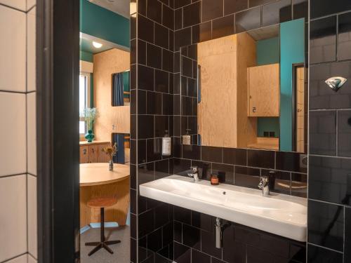 Shower, Eklo Hotels Montpellier City center Saint-Roch train station in Montpellier