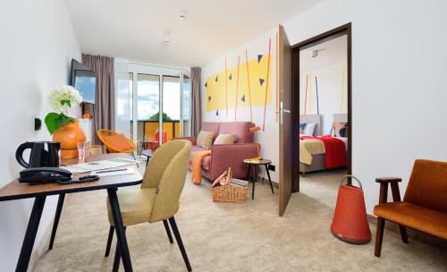 2 twin beds, 1 sofa bed