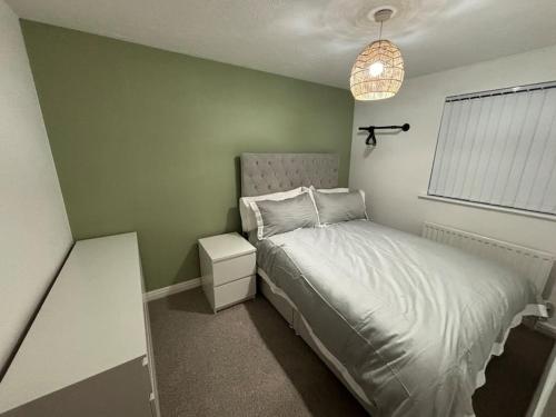 Stunning Central Home With Free Secure Parking in แมเนอร์ คาสเซิล