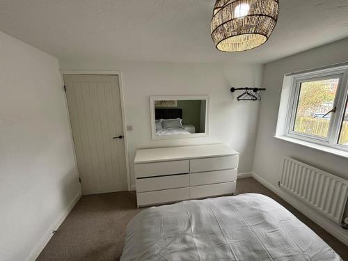 Stunning Central Home With Free Secure Parking in แมเนอร์ คาสเซิล