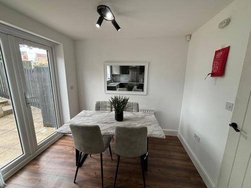 Stunning Central Home With Free Secure Parking in แมเนอร์ คาสเซิล