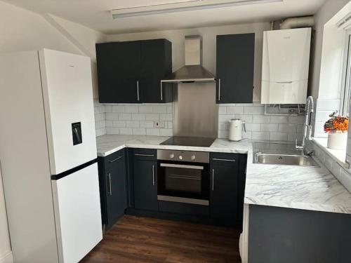 Stunning Central Home With Free Secure Parking in แมเนอร์ คาสเซิล