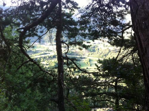 Le Rocher des Ducs, vue sur montagne avec parking voiture et motos