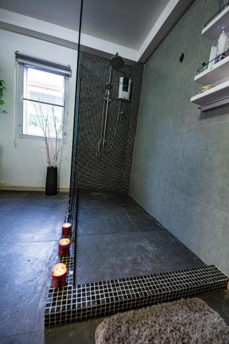 dusch, SUNSHINE Moutain 4 near Lub Lae Cave