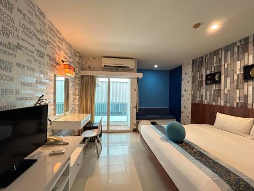 room detail thumbnail 1