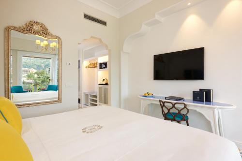Deluxe Double or Twin Room with Balcony image 5