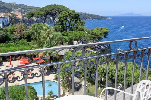 Deluxe Double or Twin Room with Balcony image 7