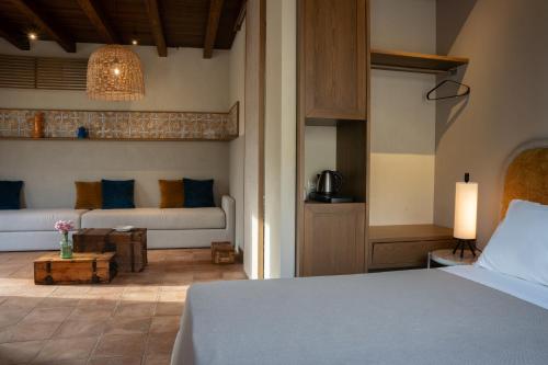 1 queen bed, 2 sofa beds
