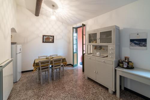 virtuve, GuestHost - Castelvittorio Medieval Getaway! Roomy Apartment in Castel Vittorio