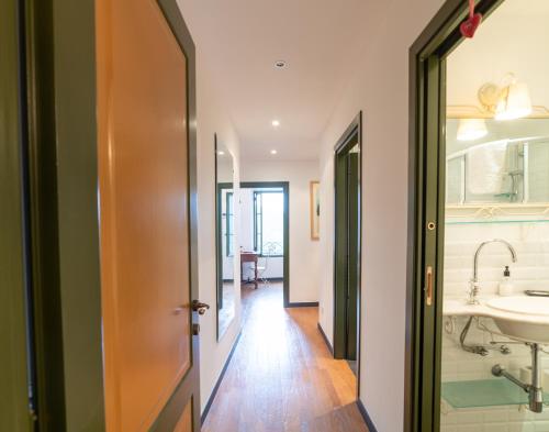 Vannas istaba, GuestHost - Castelvittorio Medieval Getaway! Roomy Apartment in Castel Vittorio