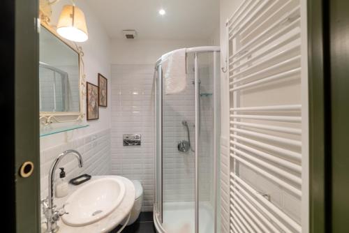 Vannas istaba, GuestHost - Castelvittorio Medieval Getaway! Roomy Apartment in Castel Vittorio