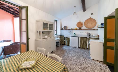 virtuve, GuestHost - Castelvittorio Medieval Getaway! Roomy Apartment in Castel Vittorio