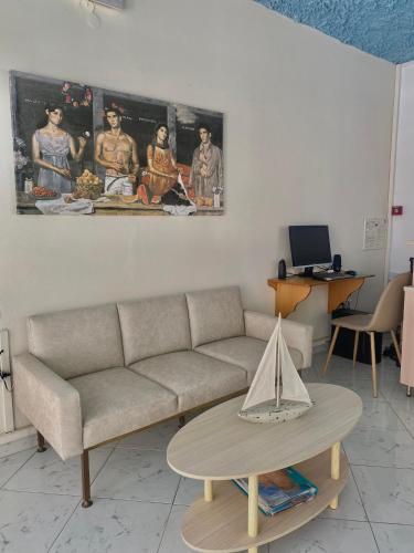 Florida Hotel - image 11