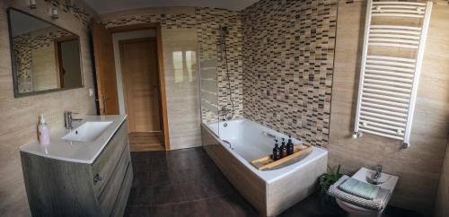 Bathroom, Finca La Naguada Casa Rural en Asturias in Pilona