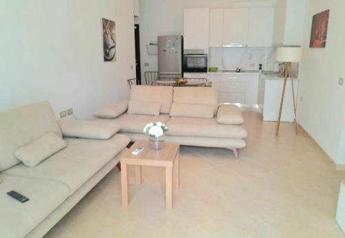 Spacious 2-Bedroom Apartment with Sea View - image 2