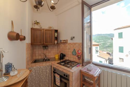 virtuve, GuestHost - Exploring Liguria! Castelvittorio Apartments in Castel Vittorio