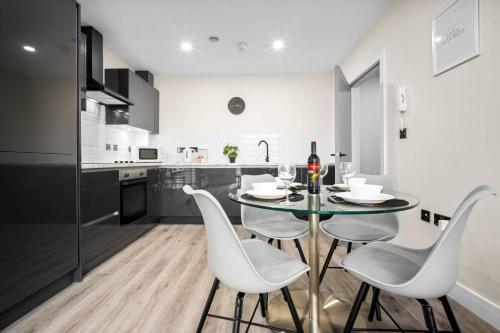 Stylish Two Bedroom Apartment - City Centre - Netflix - Wifi - Top Rated - JQ 8AH, Birmingham (photo 5)