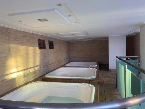 Pezsgőfürdő, Apartamento confortavel em caldas novas com espaco aquatico, 6 piscinas , 3 hidromassagem , Bar e Re in Bandeirantes