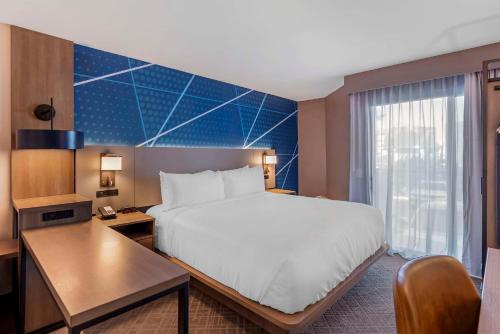 Standard Room, 1 King Bed, Accessible Tub, Non Smoking, Balcony
