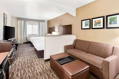Queen Suite with Two Queen Beds room in Comfort Suites Portland Airport