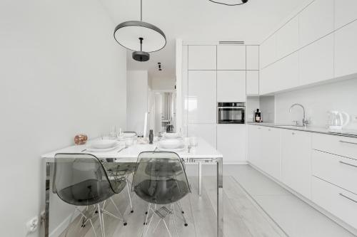 Miedziana Bright Apartment with Balcony and Parking Wroclaw by Noclegi Renters, Breslau (Foto 4)