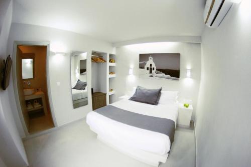Perissa BeachFront Rooms 5
