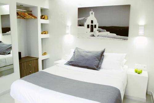 Perissa BeachFront Rooms 4