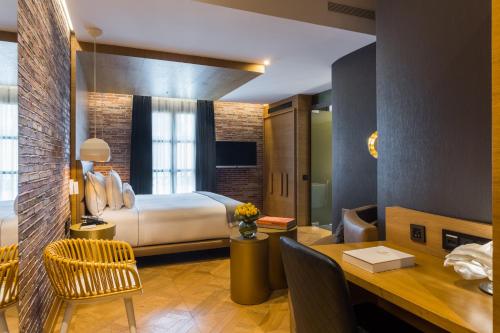 Deluxe Room room in Monument Hotel