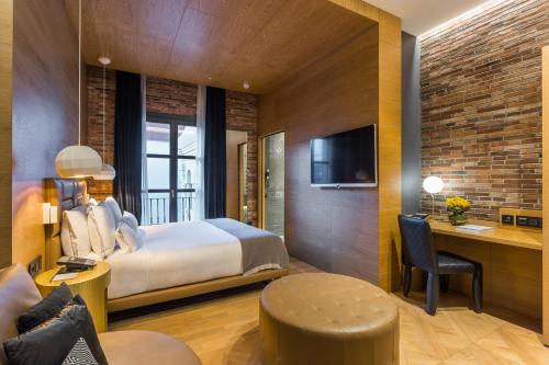 Deluxe Room image 2