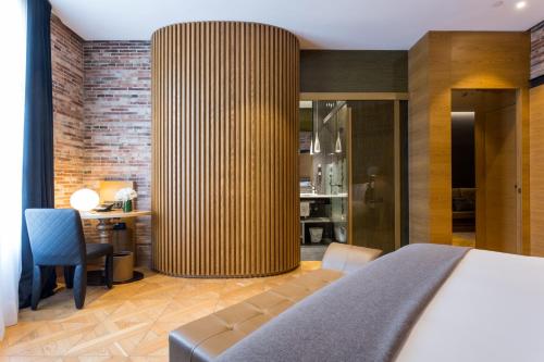 Suite with City View image 5