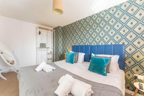 Townhouse in Rugby with Garden and Free Parking in โอเวอร์สเลด