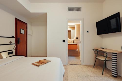 room detail thumbnail 1