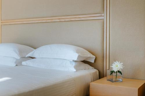 Double or Twin Room with Inland View image 4