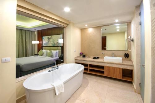 room detail thumbnail 2