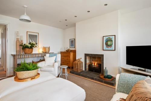 Nash House - North Beach Views With Parking - Tenby