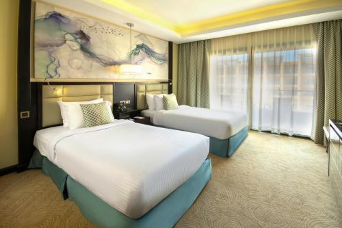 Deluxe Pool View - Twin Beds