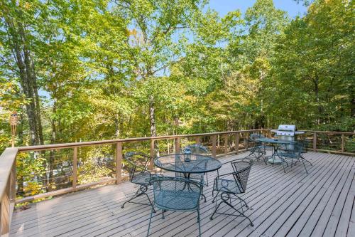Hot Tub, Private Lake, & Huge Deck at Chalet Cabin in Berkeley Springs, USA
