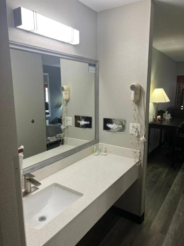 Quality Inn Columbia City near US-30 in Columbia City, USA