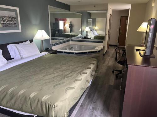 Quality Inn Columbia City near US-30 in Columbia City, USA