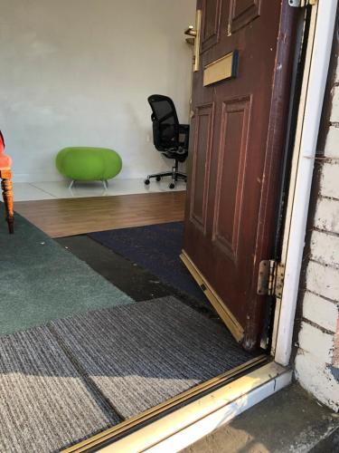 Bejárat, an Extra Large Room with patio & own front entrance Rotherham in Rawmarsh