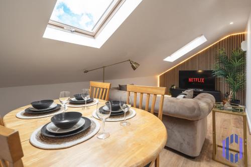 Scandi Loft Style Apartment - Sleeps 6 - near Manchester Airport, Manchester
