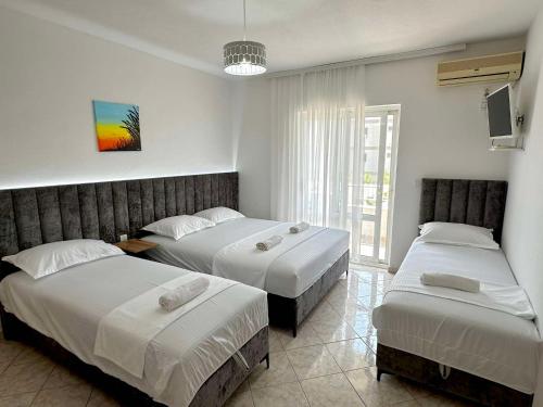 1 double bed, 2 twin beds