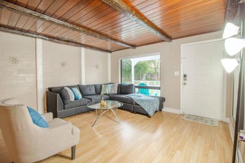 Peaceful 6 Bed 4 Bath Cabin By Dt Orlando in Orlando, USA