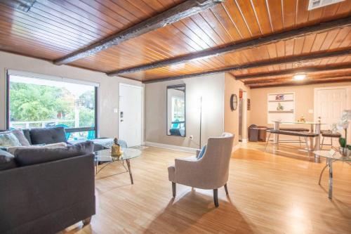 Peaceful 6 Bed 4 Bath Cabin By Dt Orlando - Tap to explore photos