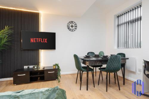 Sophisticated & Stylish Flat near Manchester Airport - Sleeps 9, Manchester