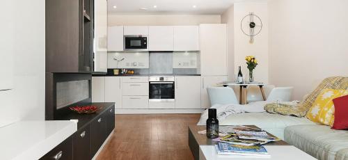ExCel Centre 2 Bedroom Flat in East London, London (photo 6)