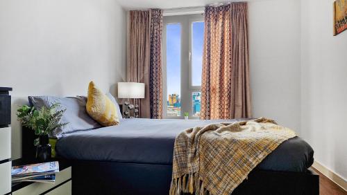ExCel Centre 2 Bedroom Flat in East London, London (photo 2)