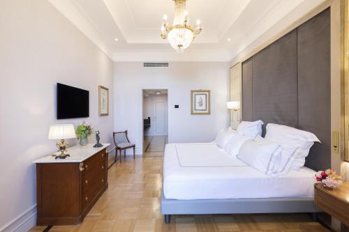 Deluxe Double Room with Sea View image 3