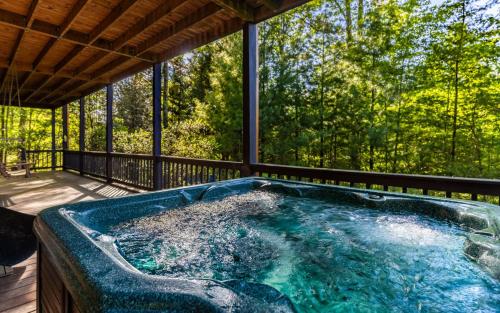 Cabin Fever Firepit rockers 2 fireplaces cozy beds close to Blue Ridge in Blue Ridge, USA