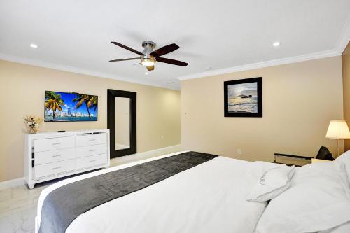 Luxury 4BR & 4BA Villa Heated Pool Minutes To Beach Luxury 4BR & 4BA Villa Heated Pool Minutes To Beach